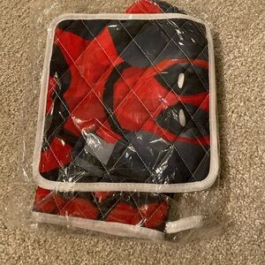 NWOT Deadpool Oven Mit and hot pad